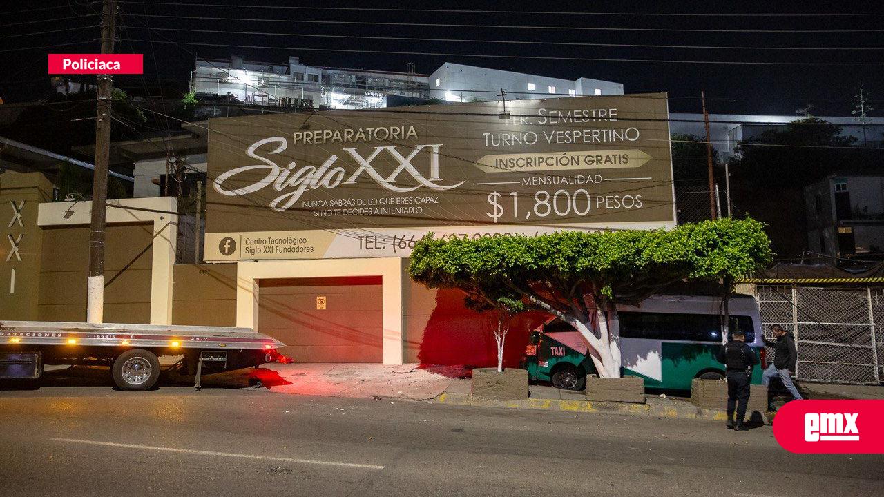 EMX-Taxi-de-ruta-se-impacta-contra-preparatoria-en-El-Rubí;-conductor-no-es-localizado-en-el-lugar