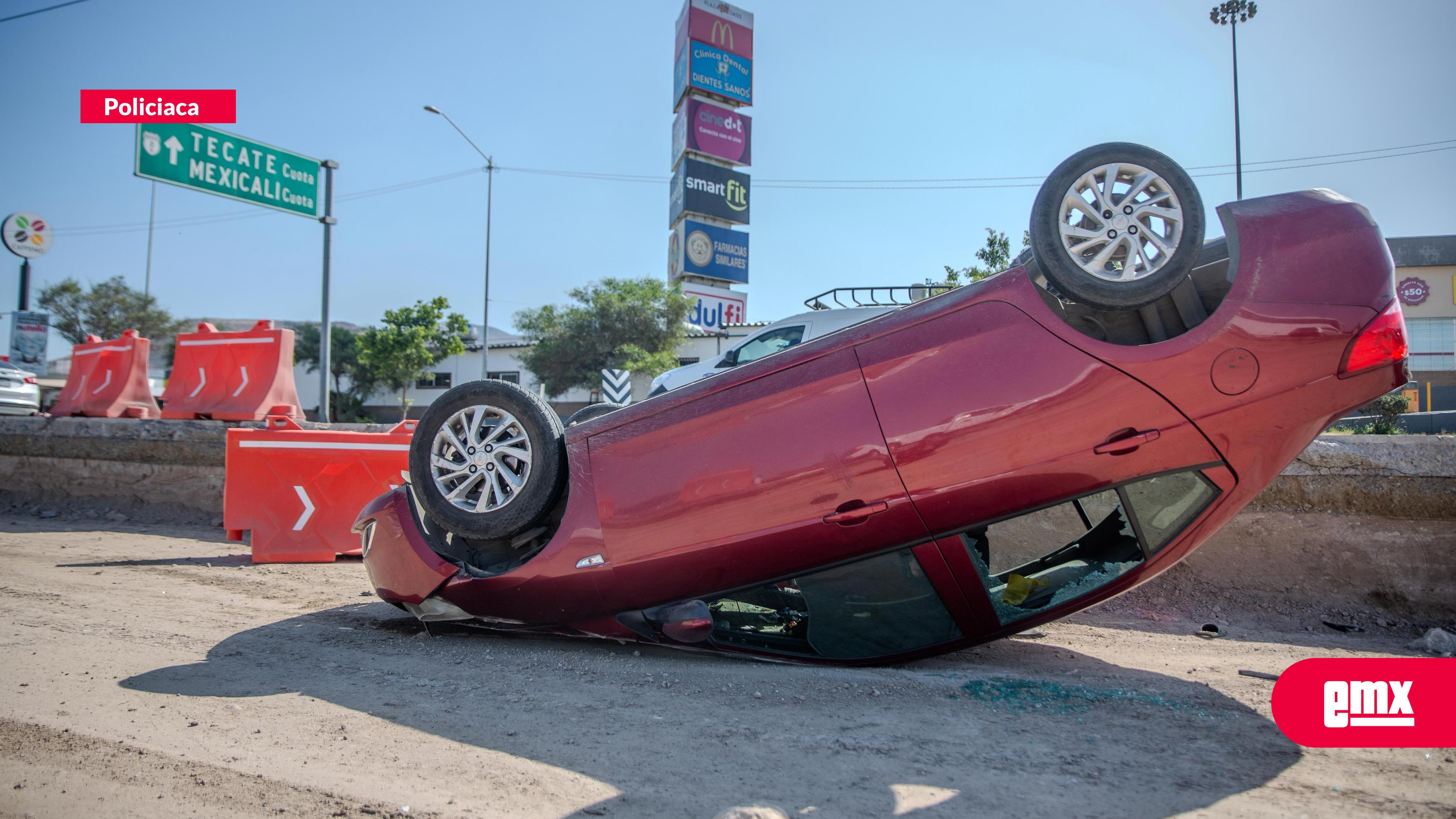 EMX-Volcadura-en-bulevar-2000;-vehículo-termina-en-obra-de-los-carriles-confinados