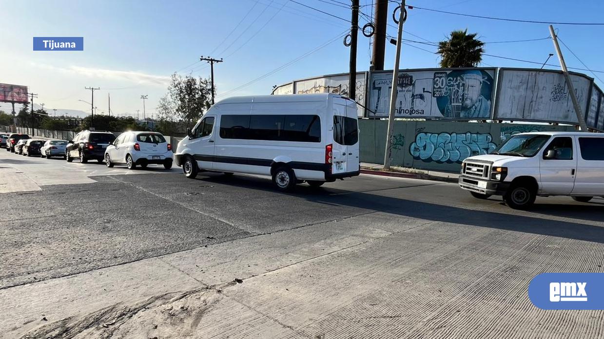 EMX-Usuarios-reportan-hasta-4-horas-de-fila-para-cruzar-a-Estados-Unidos