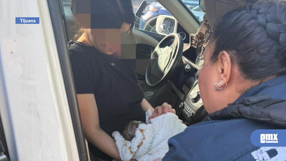 EMX-Policías-de-Tijuana-atienden-mujer-en-labor-de-parto