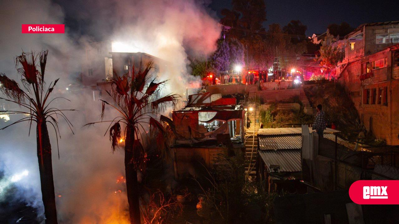 EMX-Incendio-consume-dos-viviendas-en-Camino-Verde;-una-mujer-resulta-intoxicada