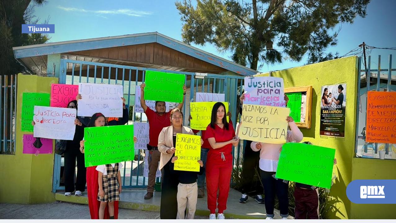 EMX-Madres-de-familia-se-manifiestan-en-apoyo-a-directora-de-jardín-de-niños-en-Tijuana