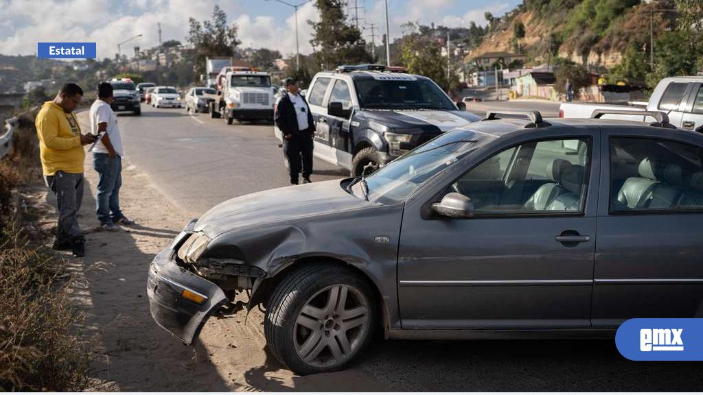 EMX-Chocan-contra-muro-en-el-libramiento-Rosas-Magallón-tras-reventarse-un-neumático