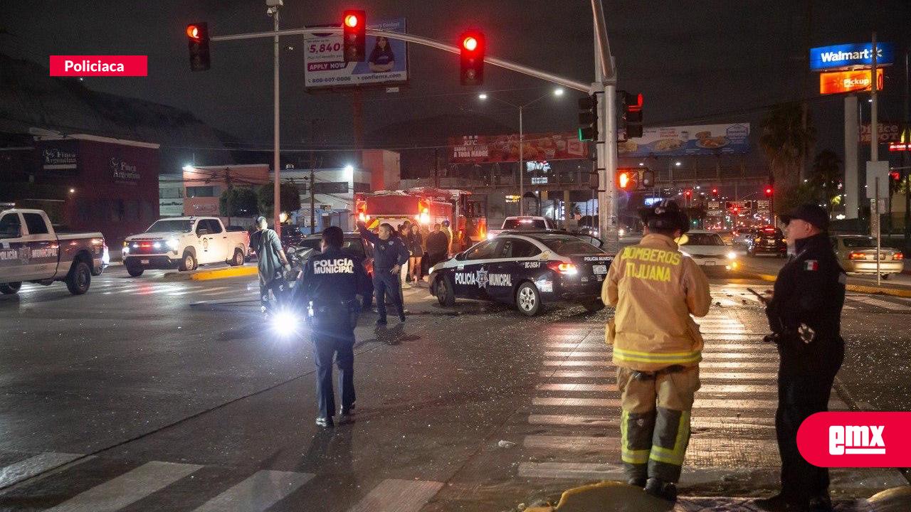 EMX-Pareja queda atrapada tras choque entre Uber y vehículo particular en Insurgentes