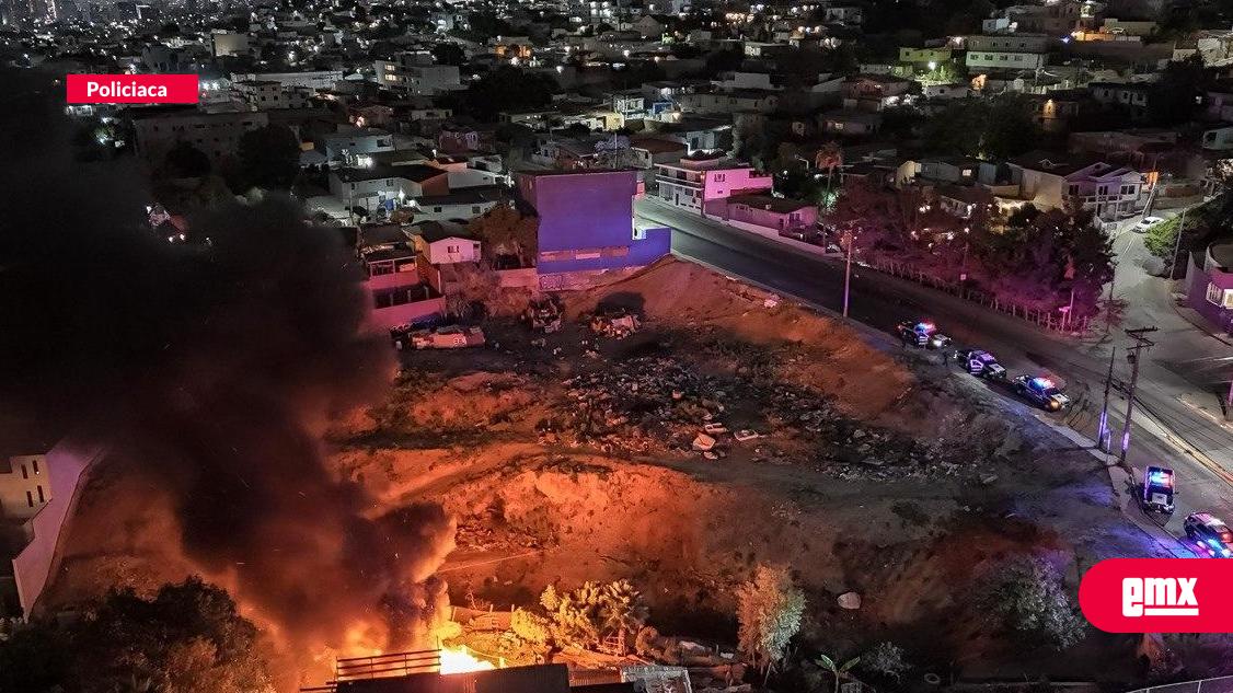 EMX-Incendio arrasa con cuarto de madera y una traila en la colonia Roma