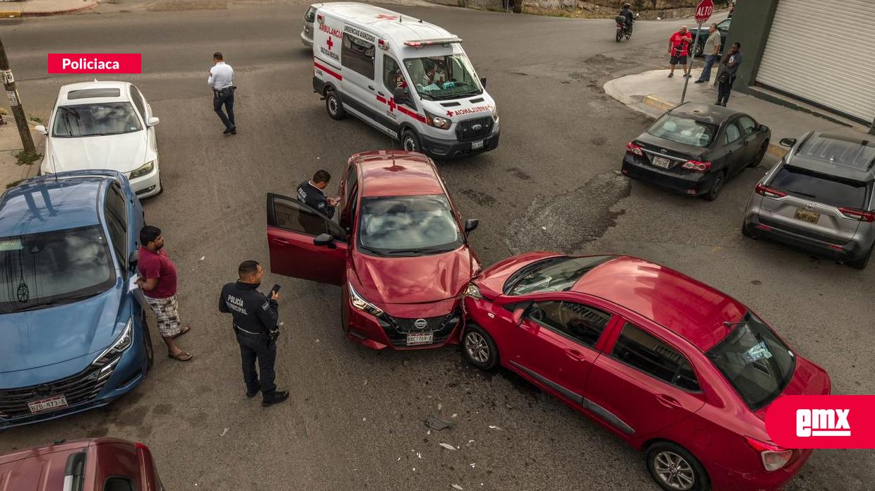 EMX-Choque-por-alcance-en-la-colonia-Independencia;-mujer-es-atendida-en-el-lugar