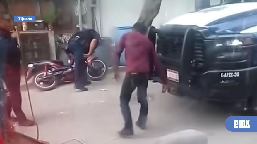 EMX-Suspenden-a-policías-por-esposar-a-repartidor-de-comida-a-patrulla-en-Tijuana-y-ponerlo-en-riesgo