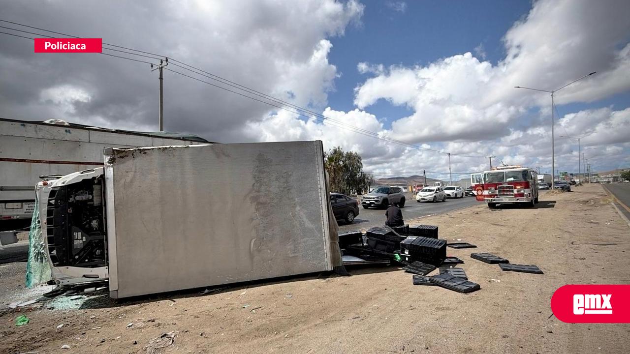 EMX-Camión-repartidor-de-pollo-vuelca-en-la-carretera-libre-Tijuana-Tecate;-no-hubo-lesionados