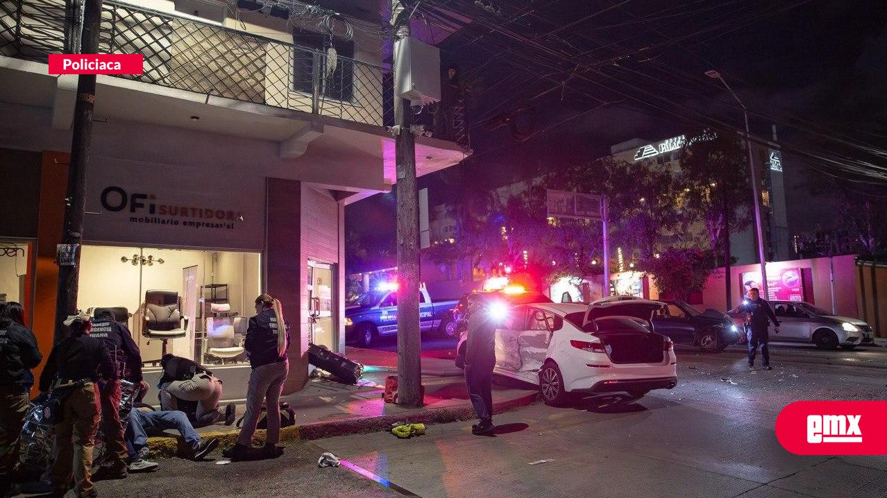 EMX-Choque en bulevar Cuauhtémoc Sur deja semáforo derribado; conductor intentó huir