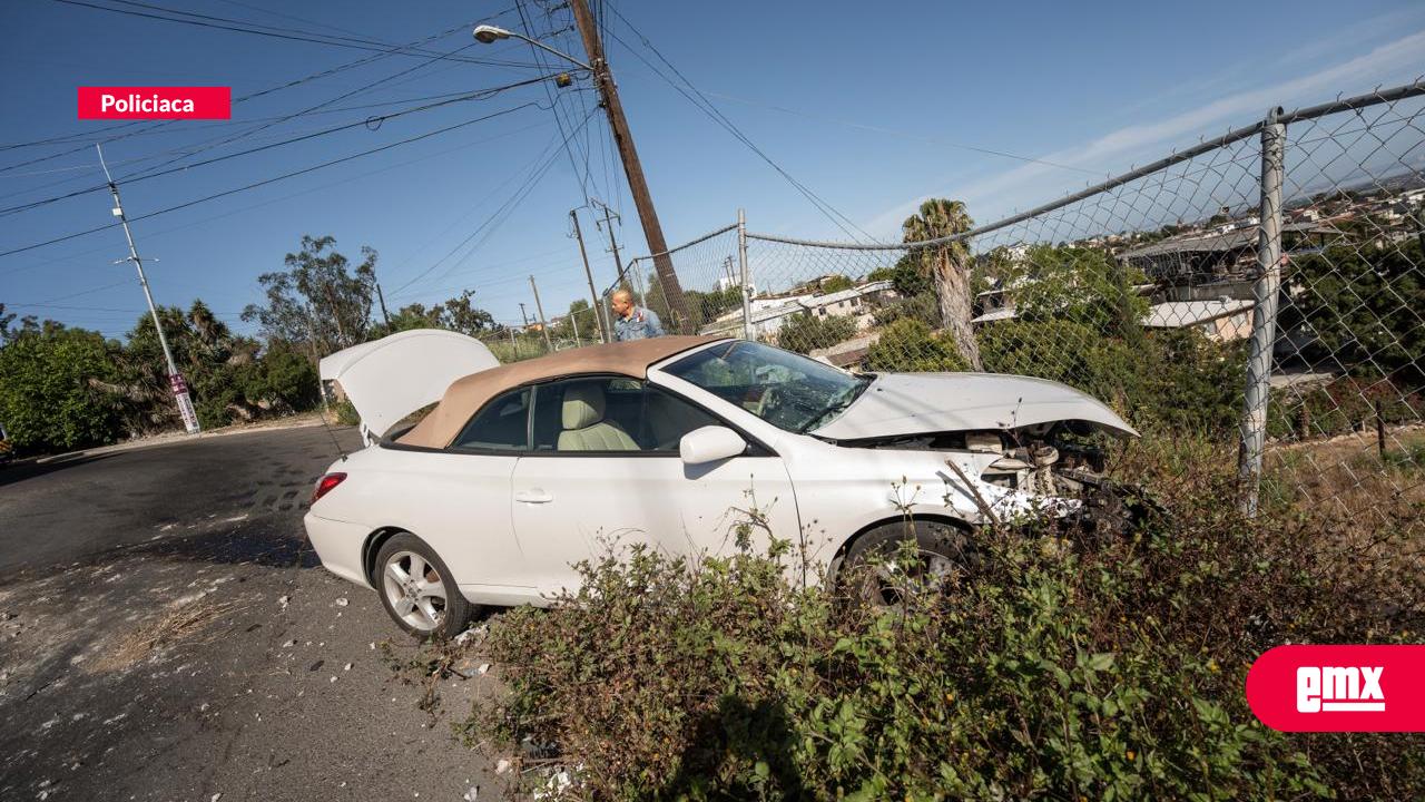 EMX-Joven se impacta contra una barda en la colonia Guerrero