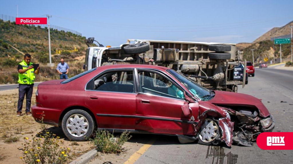 EMX-Aparatoso-accidente-en-bulevar-2000;-camión-de-Baja-Gas-termina-volcado
