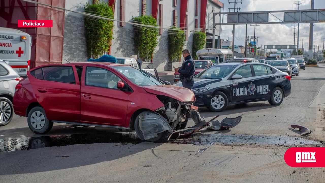 EMX-Uber-choca-contra-poste-en-bulevar-Clouthier;-tres-lesionados