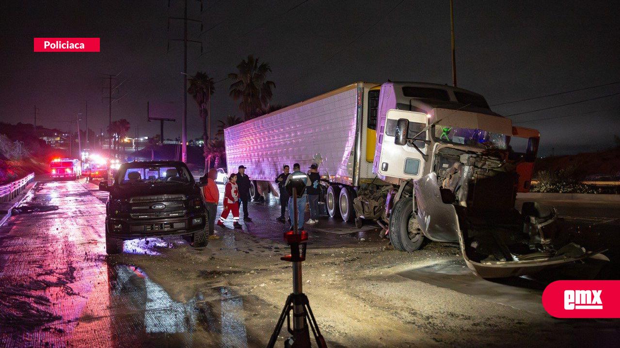 EMX-Tráiler-pierde-el-control-bajo-la-lluvia-y-se-impacta-en-Rosas-Magallón-durante-la-madrugada;-hay-dos-lesionados
