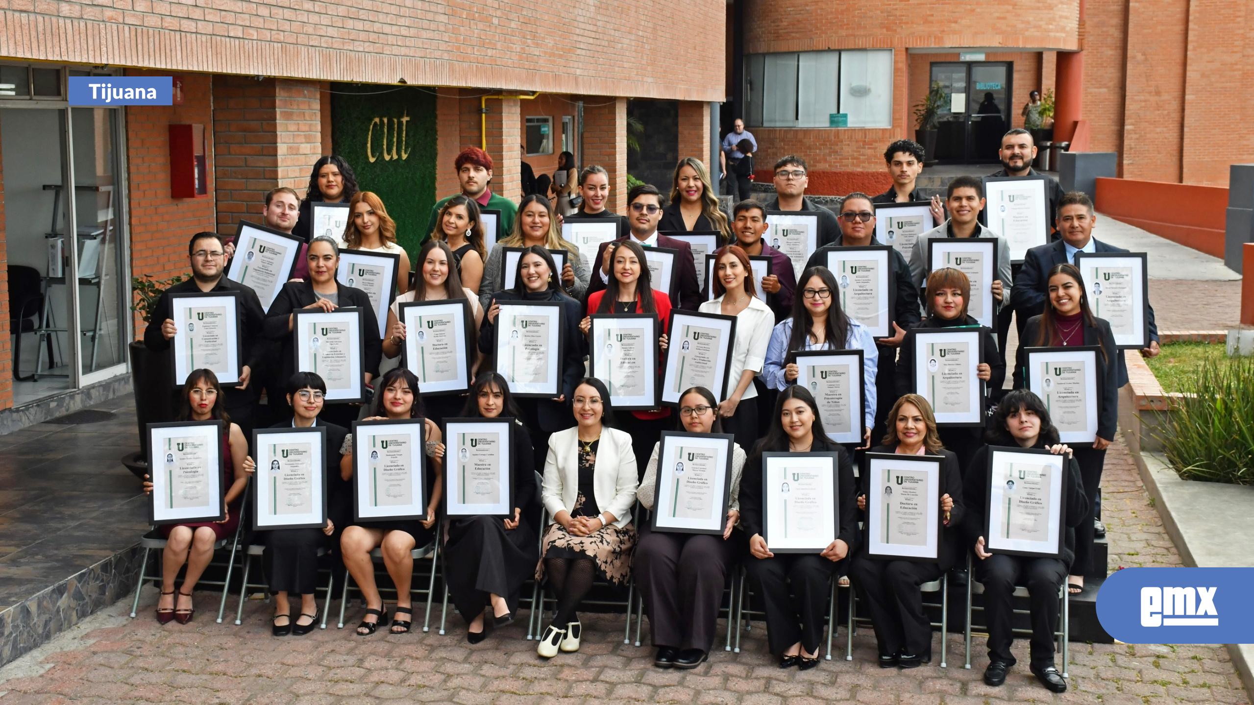 EMX-CUT-entrega-de-títulos-profesionales-de-Licenciatura-y-Posgrado