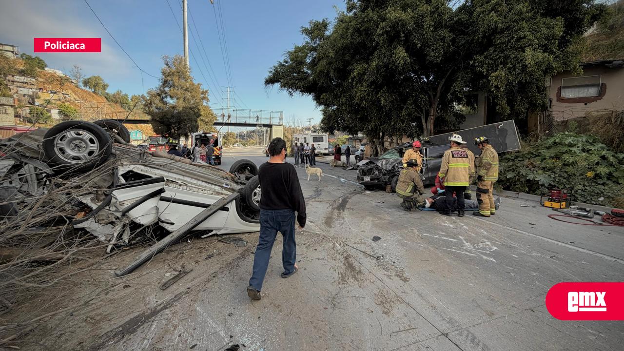 EMX-Aparatoso-accidente-en-Libramiento-Rosas-Magallón