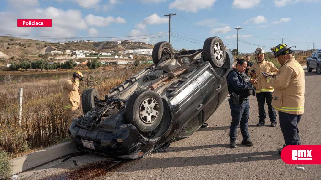 EMX-Volcadura en carretera libre Tijuana-Rosarito; conductor resulta ileso