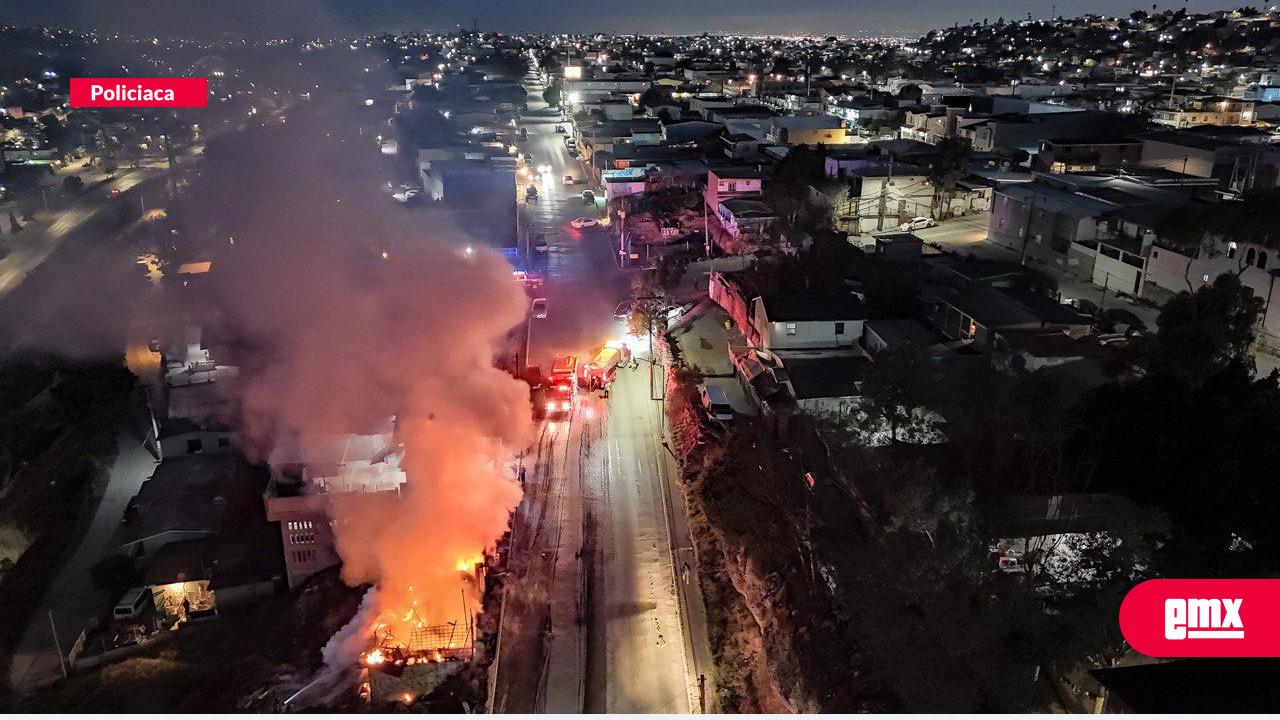 EMX-Incendio-consume-vivienda-en-Ciudad-Jardín,-cerca-del-puente-Villa
