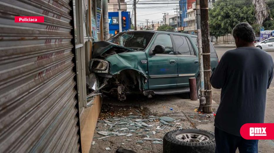 EMX-Conductor choca contra “Unidad medica y dental” en la Zona Centro