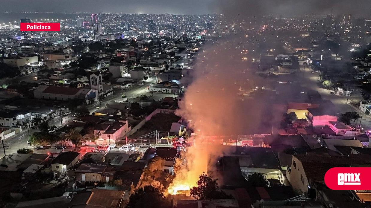 EMX-Incendio-consume-vivienda-de-la-colonia-Independencia;-bomberos-evitaron-propagación-a-departamentos