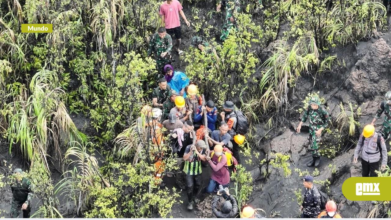 EMX-Recuperan-cuerpos-de-excursionistas-atrapados-por-erupción-del-volcán-Dukono-en-Indonesia