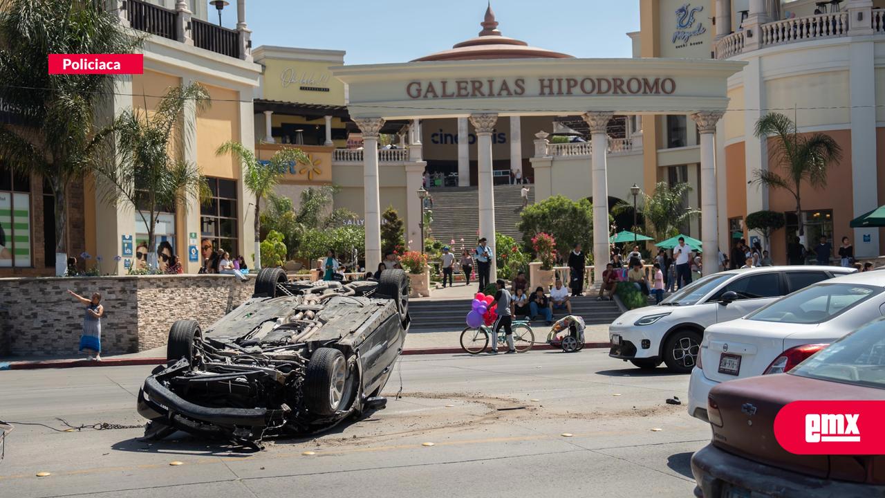 EMX-Choque-múltiple-termina-en-volcadura-en-el-bulevar-Díaz-Ordaz