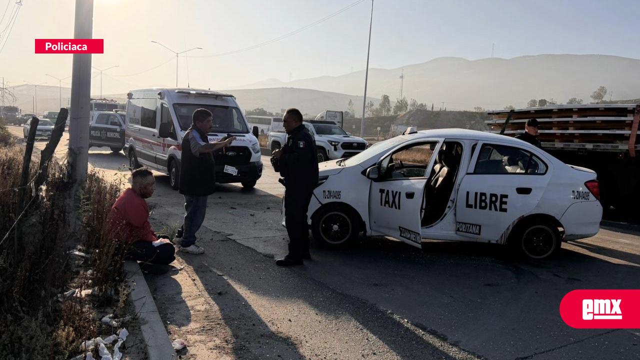 EMX-Taxi-libre-se-impacta-contra-poste-en-bulevar-2000;-dos-personas-resultan-lesionadas
