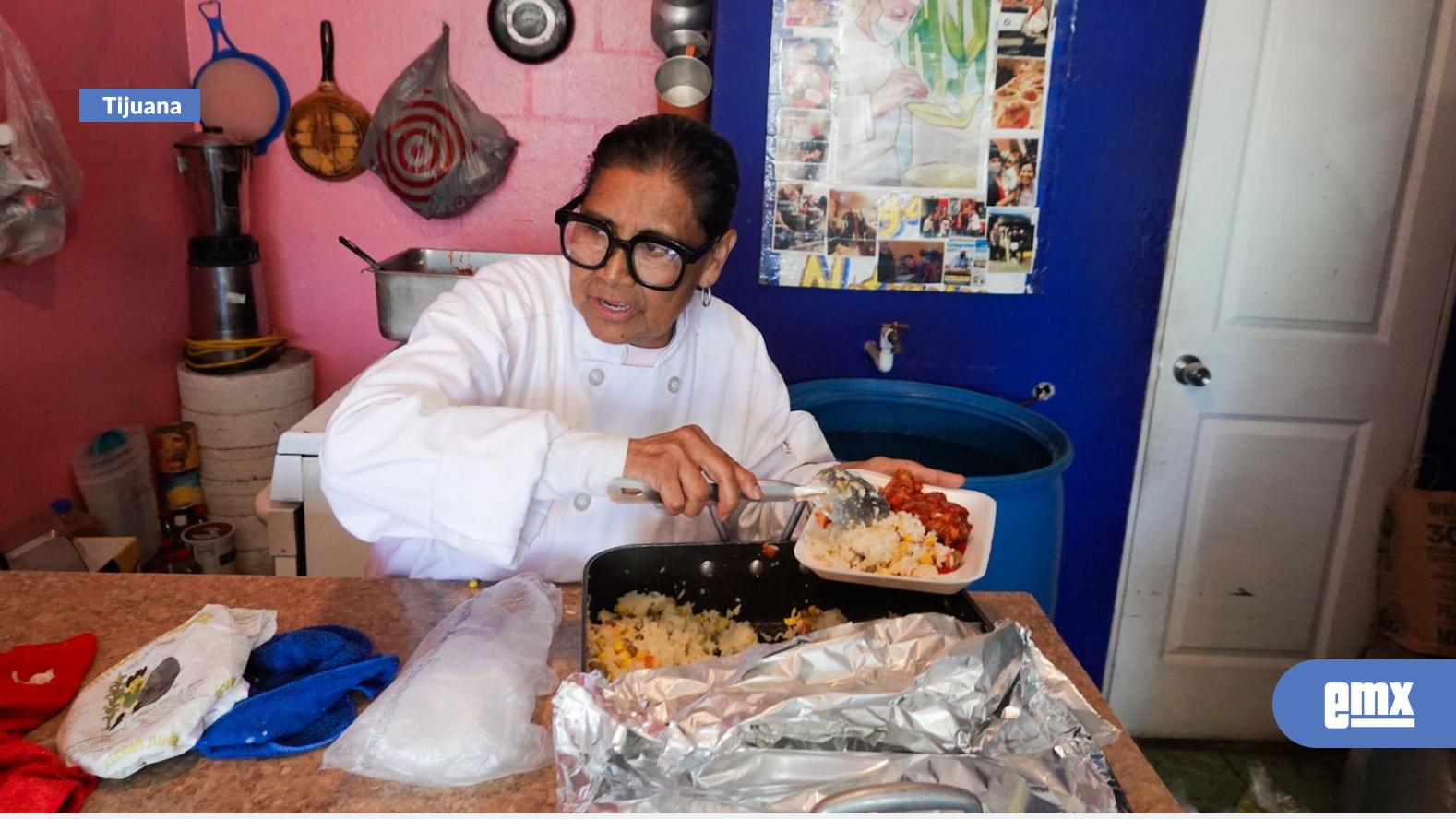 EMX-Desde la Zona Centro de Tijuana, migrante oaxaqueña brinda comida y apoyo a madres en movilidad