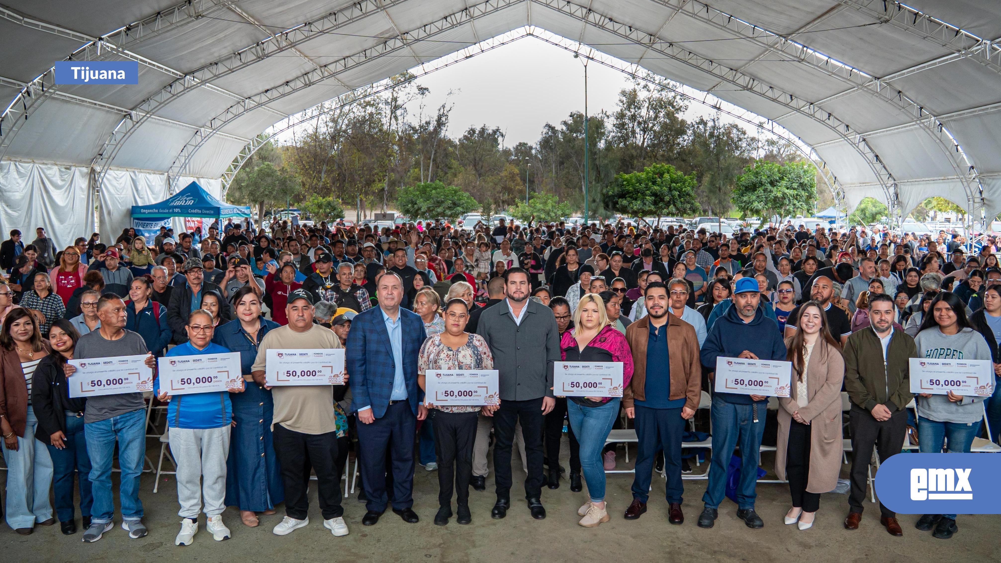 EMX-Entrega-Ismael-Burgueño-apoyos-económicos-a-emprendedores-a-través-del-programa-‘SEDETI-en-tu-Delegación’