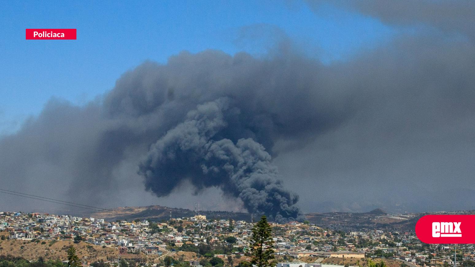 EMX-Se-atiende-incendio-en-yonke-de-la-zona-Oriente-de-Ensenada