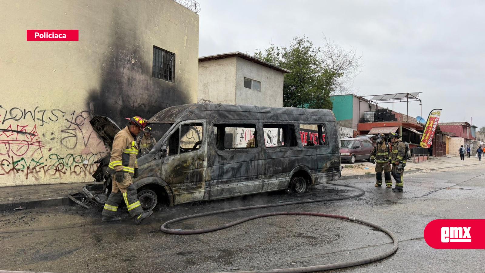 EMX-Se-incendia-calafia-de-transporte-público-sobre-el-bulevar-2000