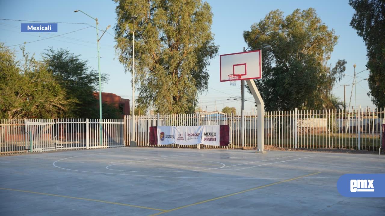 EMX-Beneficia-Norma-Bustamante-a-familias-de-Pueblo-Nuevo-con-entrega-de-unidad-deportiva
