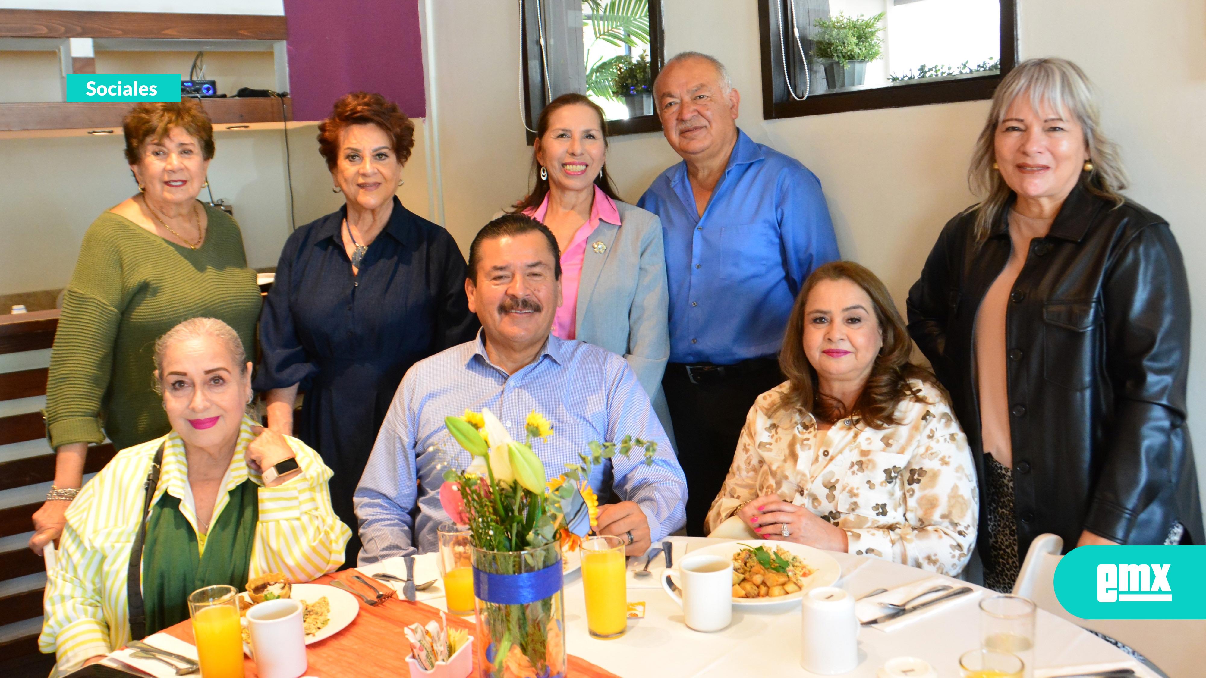 EMX-Gozan-ameno-desayuno-con-regalos-Festejo-para-maestras-jubiladas
