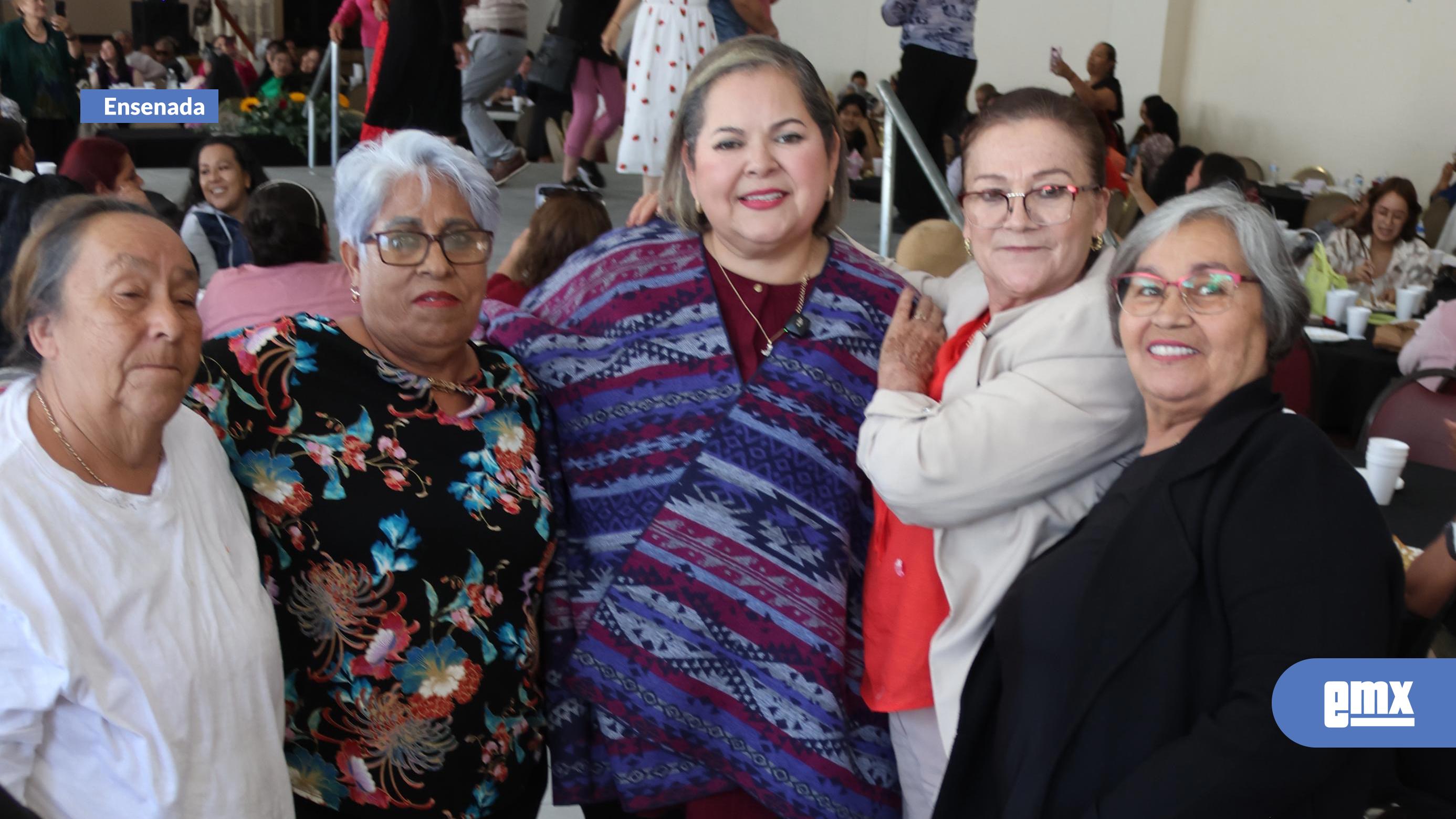 EMX-Con-afecto-y-reconocimiento-a-su-trayectoria,-reciben-morenistas-de-Ensenada-a-Eva-Moreno