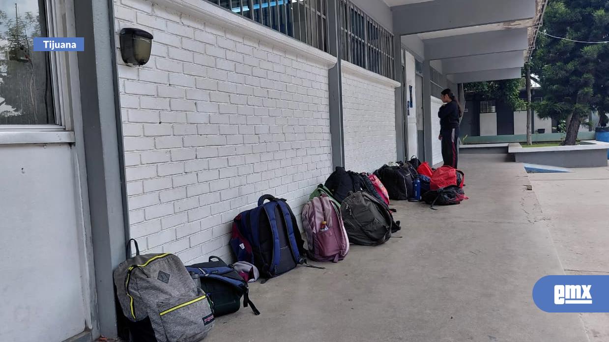 EMX-Secundaria-Técnica-1-prohíbe-celulares-por-bullying-y-retos-virales
