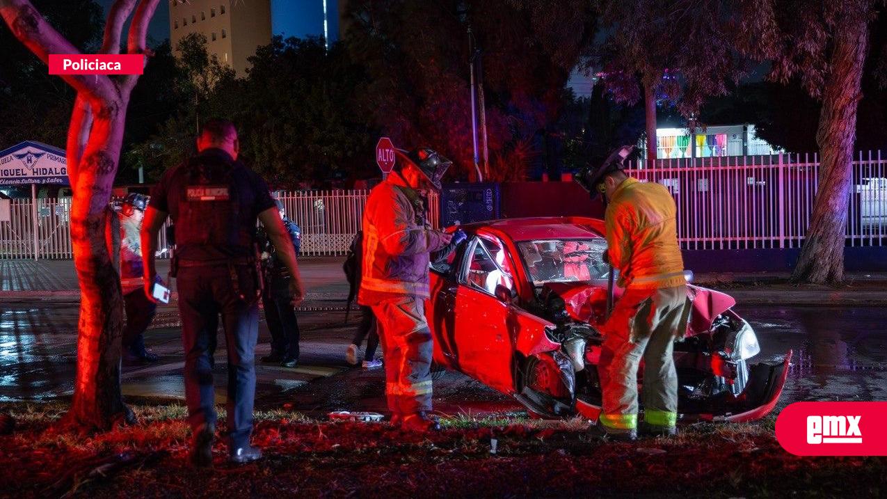 EMX-Conductora derriba árbol y poste tras perder el control en el bulevar Sánchez Taboada