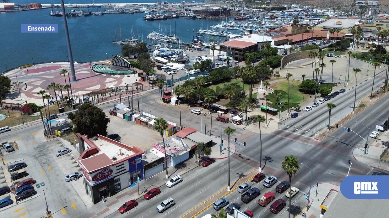 EMX-Retiran-carpas-de-comercios-ambulantes-de-zona-turística-de-Ensenada