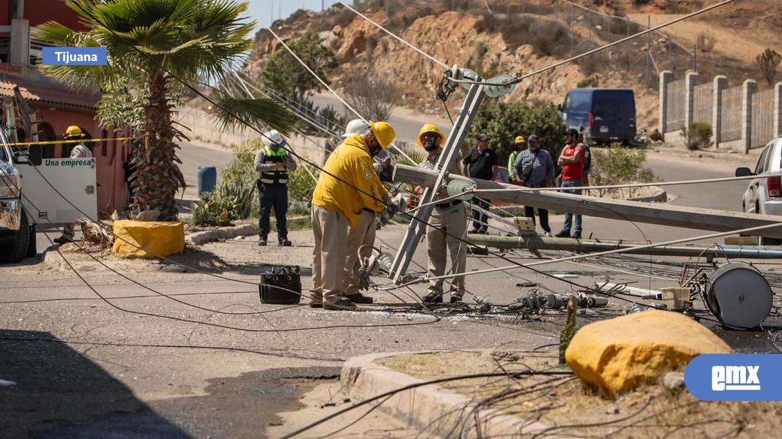 EMX-Tráiler-derriba-postes-y-deja-sin-electricidad-a-la-colonia-El-Refugio