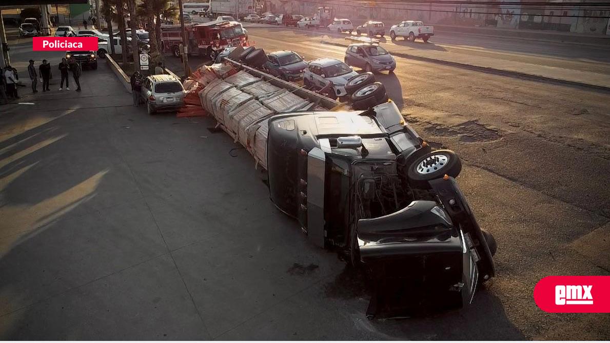 EMX-Tráiler-vuelca-sobre-la-carretera-libre-Tijuana-Tecate