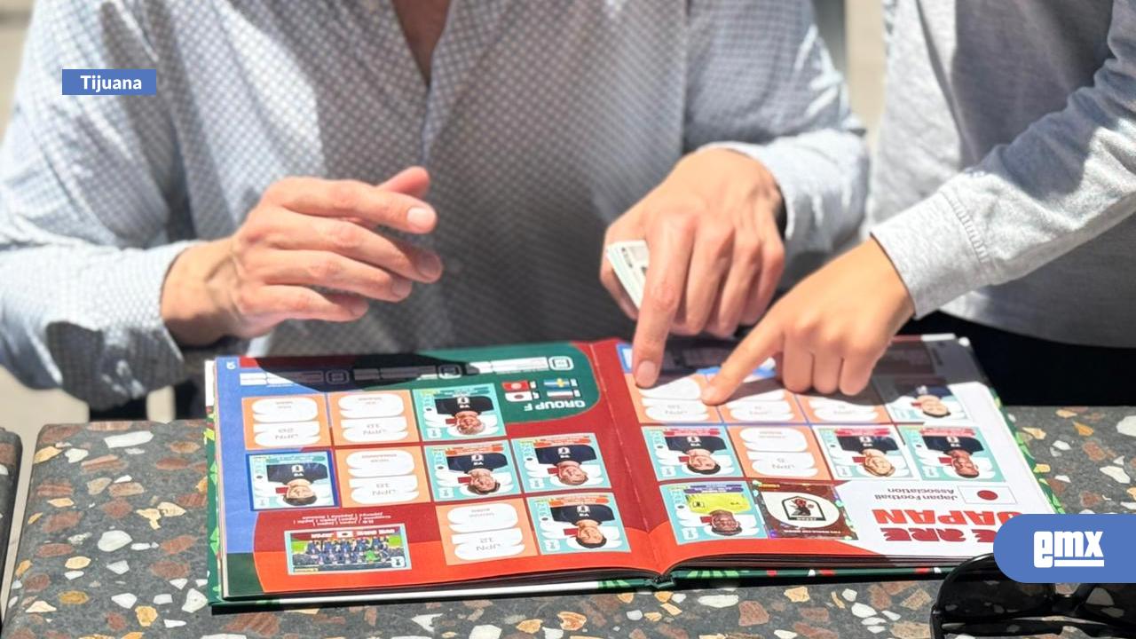 EMX-Continúa-la-fiebre-mundialista:-tijuanenses-se-reúnen-para-intercambiar-estampas-Panini-en-Plaza-Península
