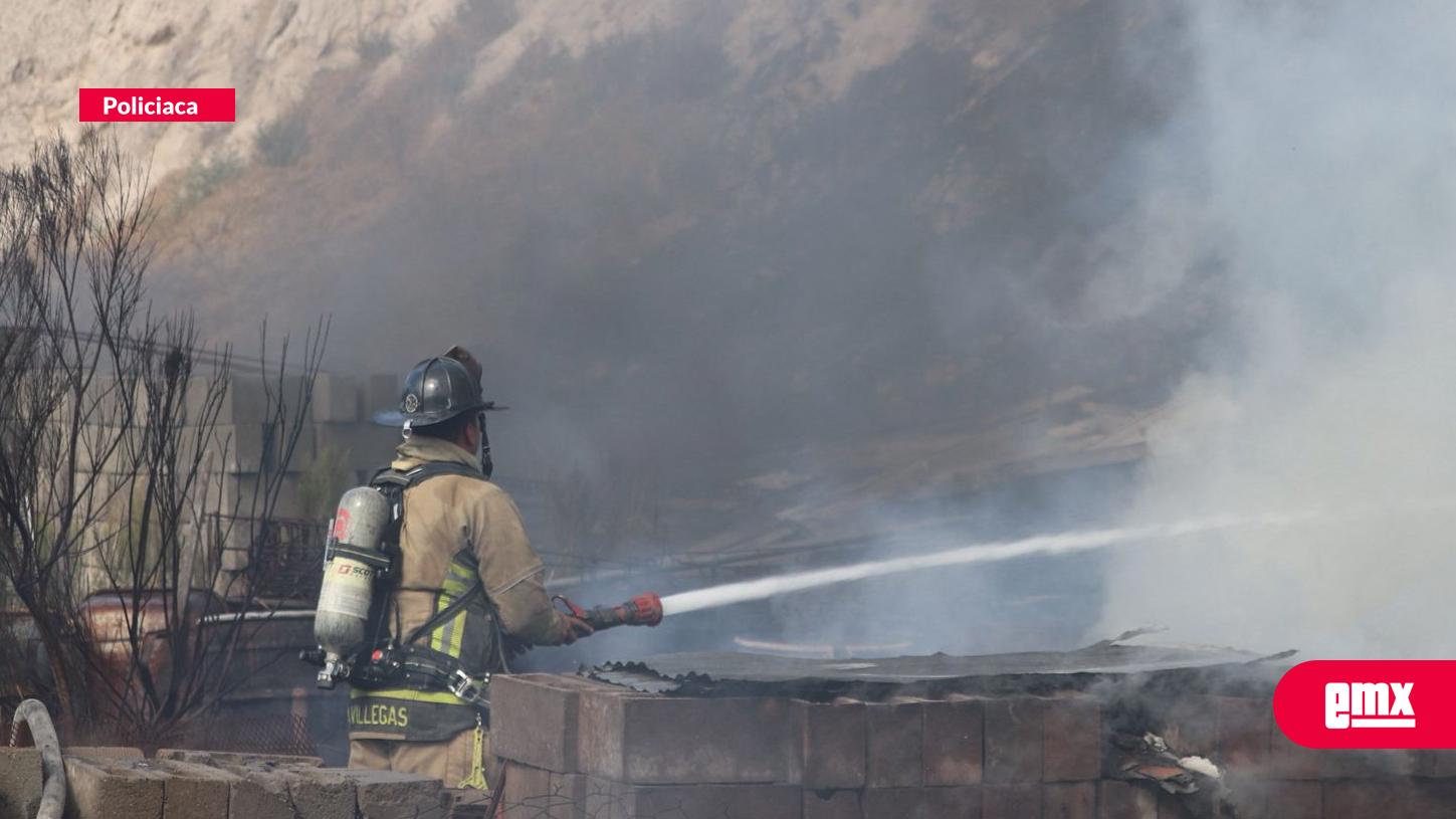 EMX-Incendio-amenaza-taller-de-carrocería-en-la-colonia-Sánchez-Taboada