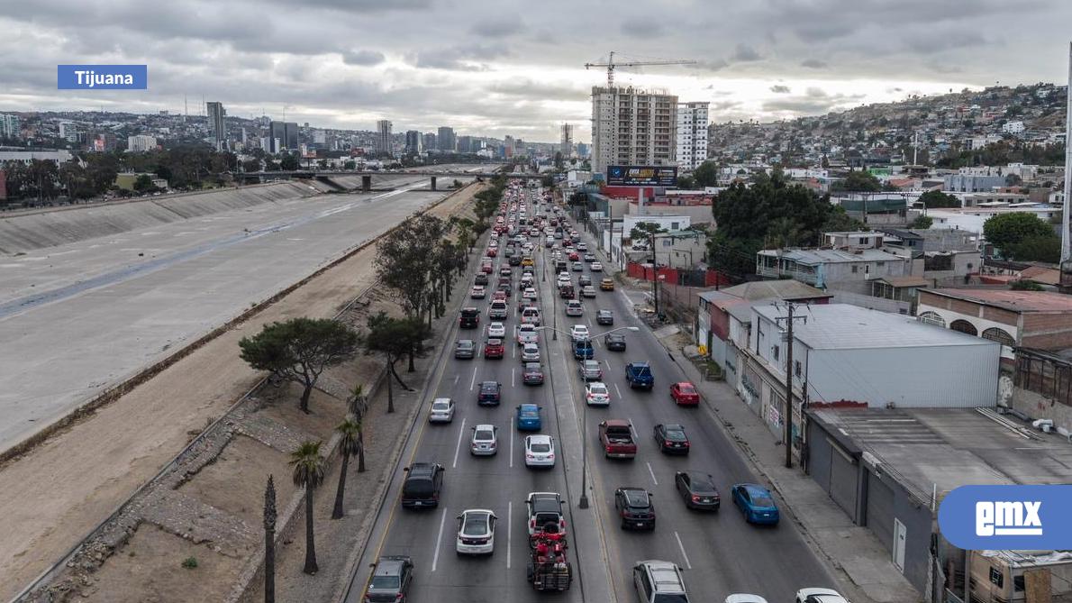 EMX-Colapsan-vialidades-de-Tijuana-por-regreso-hacia-Estados-Unidos-en-“Memorial-Day”