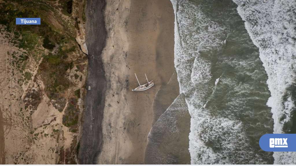 EMX-Barco-de-estadounidense-queda-atrapado-en-la-costa-de-Tijuana