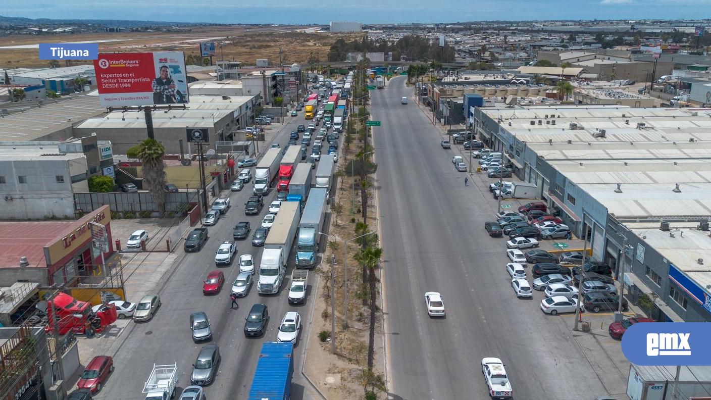 EMX-Colapsa-Otay-por-filas-de-tráilers-rumbo-a-Estados-Unidos;-tráfico-alcanza-el-Aeropuerto