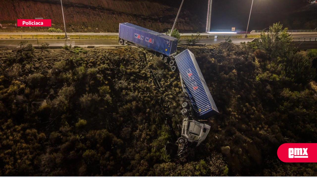 EMX-Tractocamión de doble remolque cae a ladera sobre bulevar Limón Padilla; chofer resulta ileso