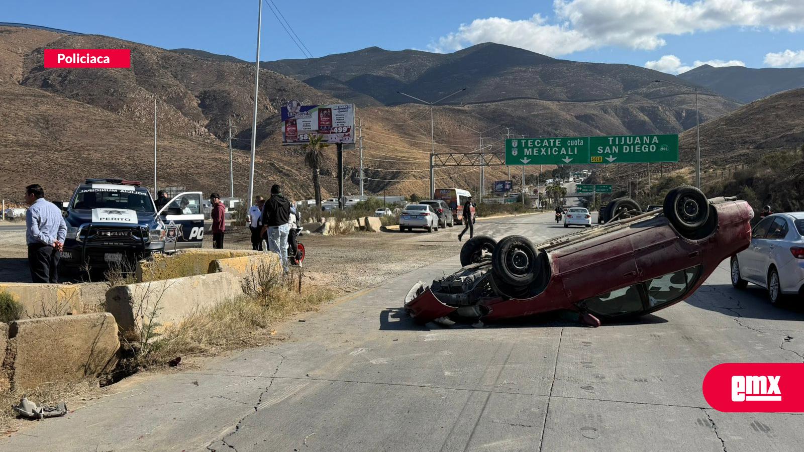 EMX-Aparatoso-accidente-deja-un-vehículo-volcado-en-el-bulevar-2000