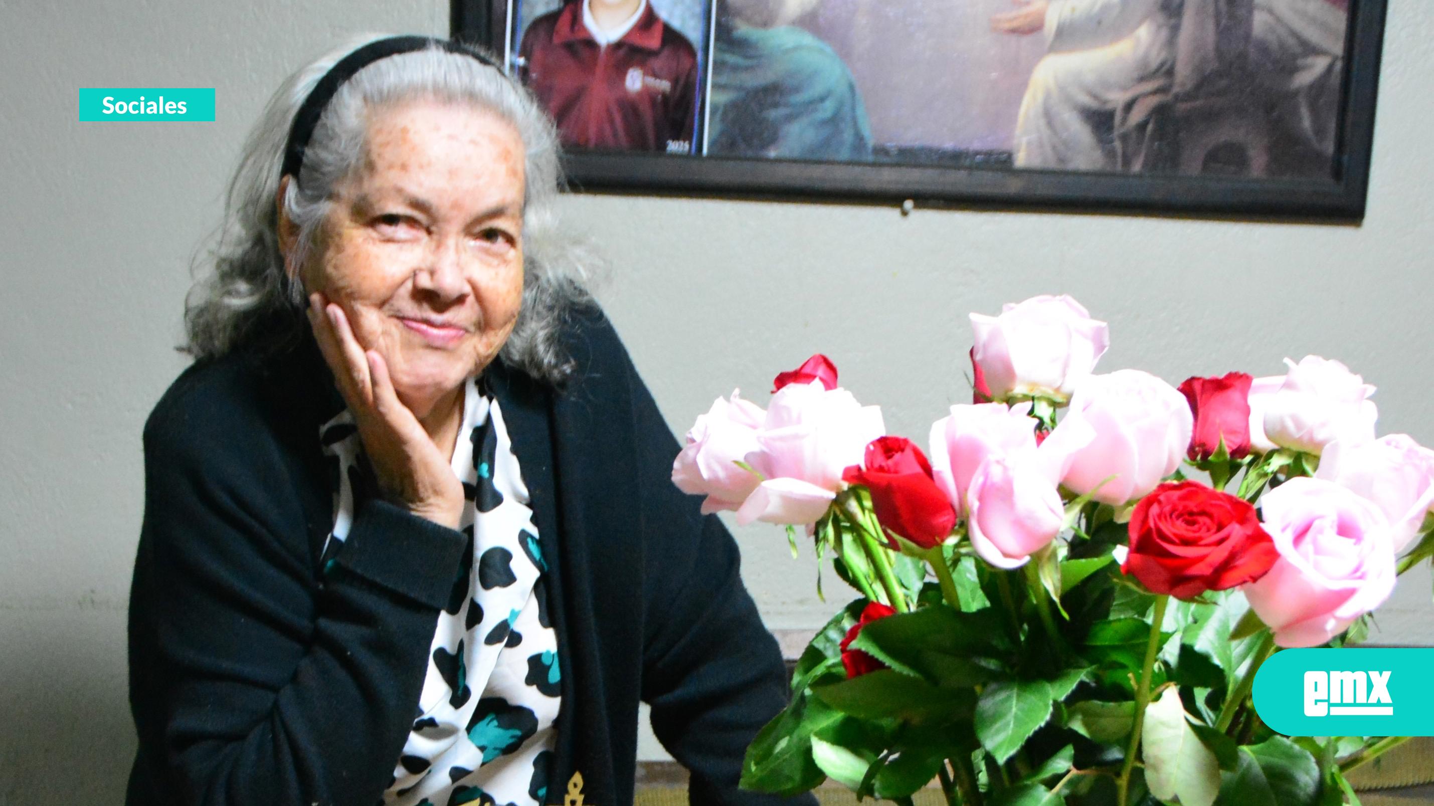 EMX-Festejaron-el-73º-aniversario-de-vida-de-La-señora-Amelina-Montoya-López