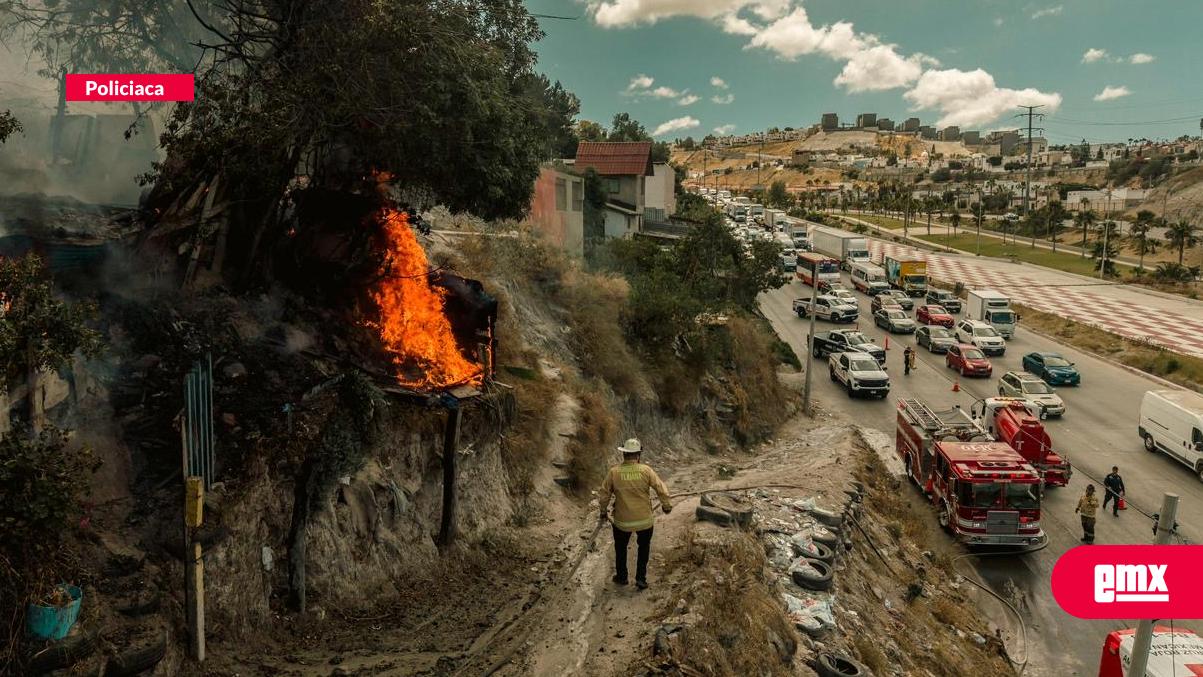 EMX-Incendio-consume-dos-viviendas-en-Camino-Verde;-no-hubo-lesionados