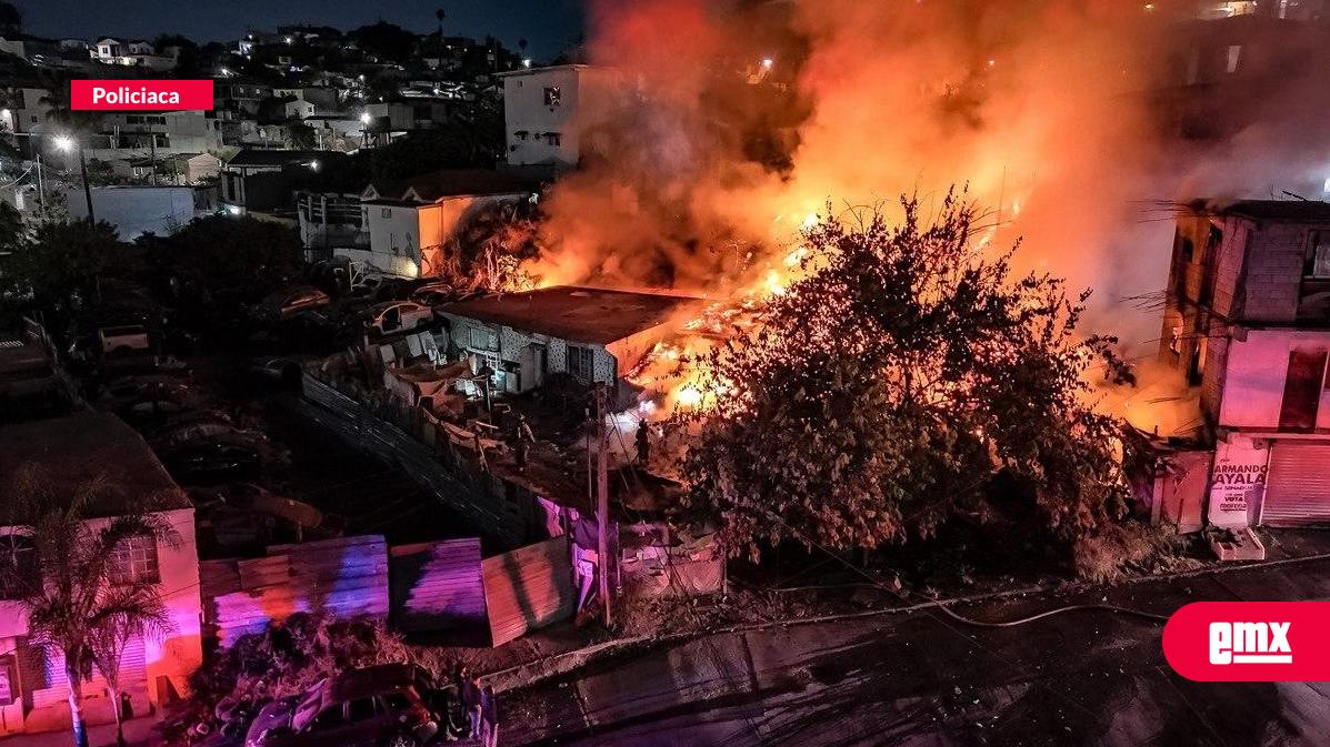 EMX-Fuerte-incendio-consume-cuatro-casas-en-Camino-Verde