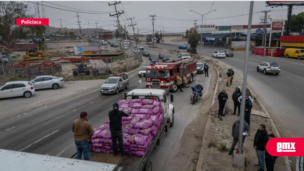 EMX-Vuelca-tráiler-cargado-con-croquetas-para-gato-en-la-entrada-de-Santa-Fe