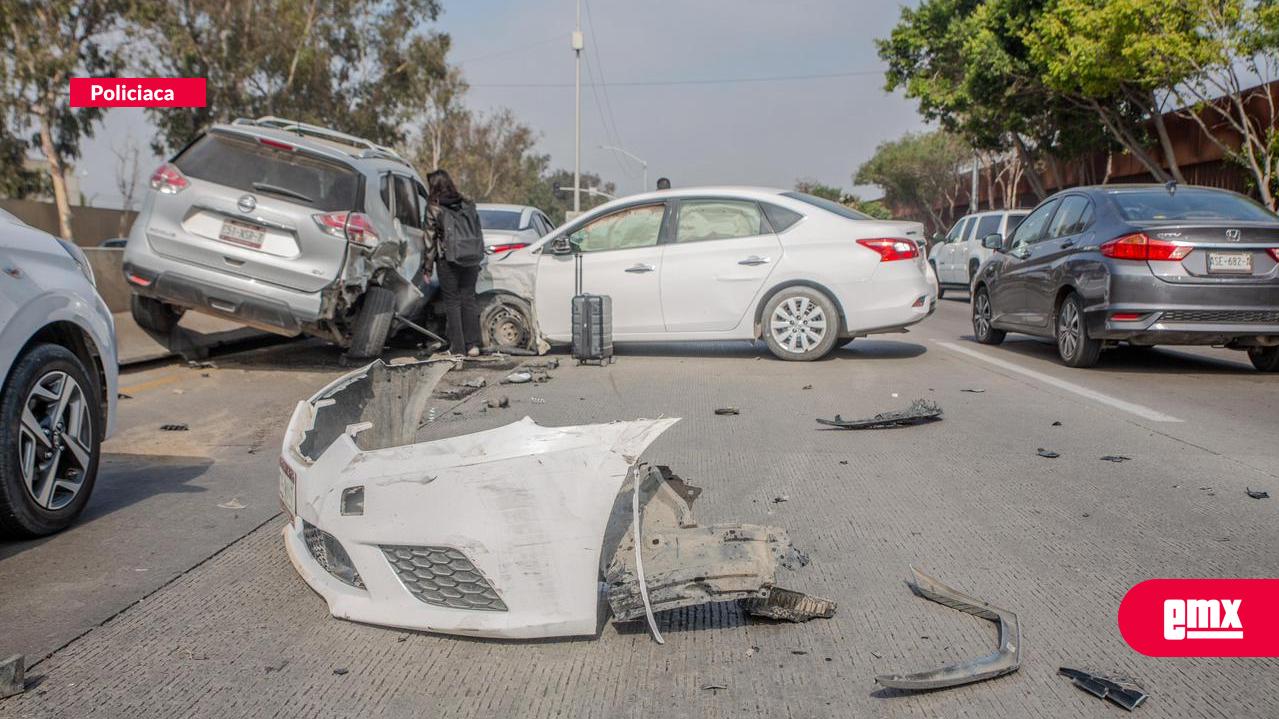 EMX-Aparatoso-accidente-vehicular-sobre-carretera-Aeropuerto;--5-autos-involucrados